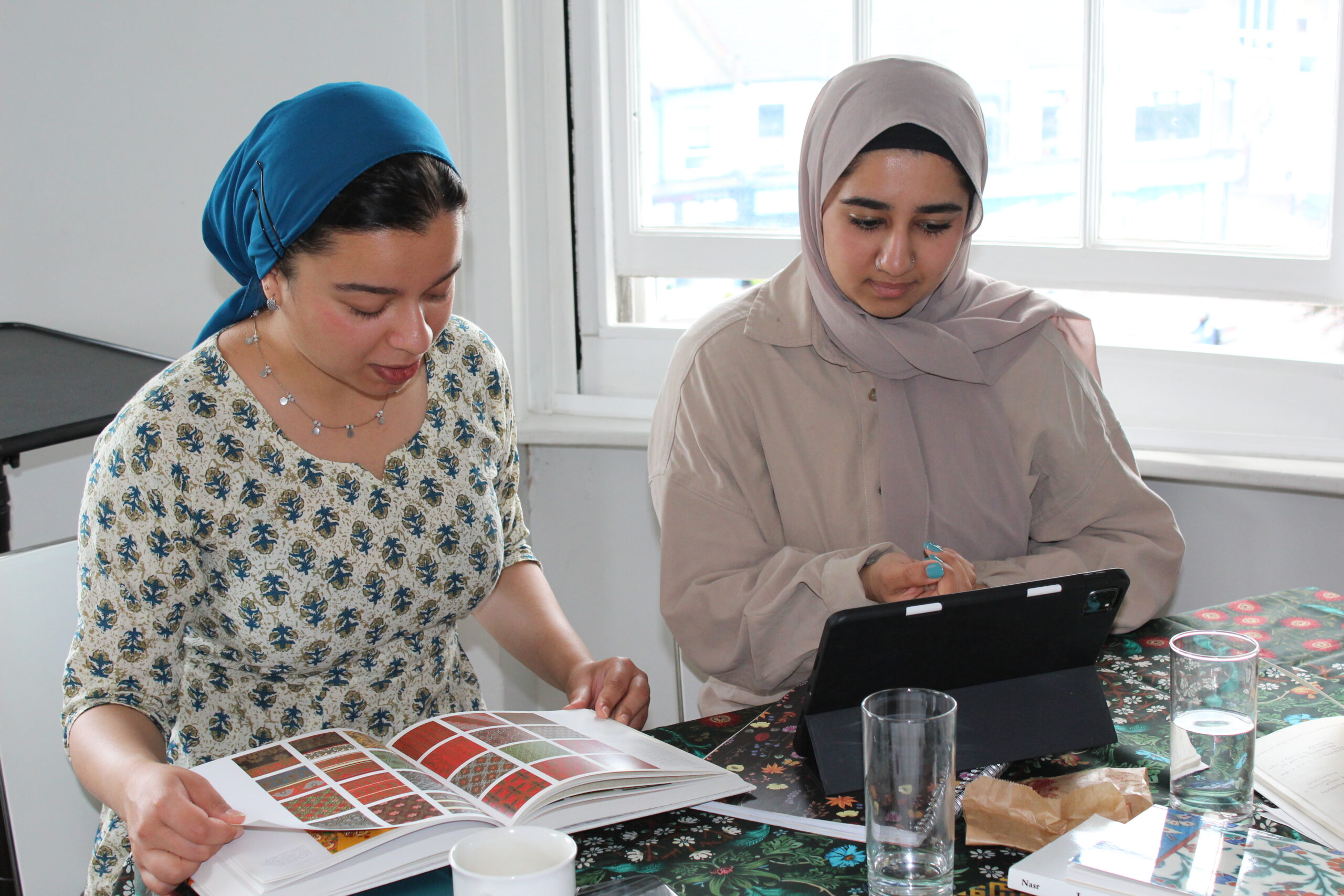 Two young people at the curatorial interpretation course.